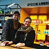 Simon und Katja Metzler in ihrem &bdquo;Bürgerbräu&ldquo;, das nun ein Eventrestaurant ist. Nebenher betreiben sie einen kleinen Laden, ...