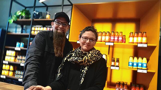 Simon und Katja Metzler in ihrem &bdquo;Bürgerbräu&ldquo;, das nun ein Eventrestaurant ist. Nebenher betreiben sie einen kleinen Laden, ...