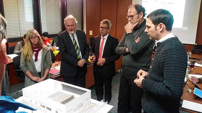 Die neue Festhalle von Eriskirch war ein Projekt der Architekten Manuel und Werner Plösser (von rechts), hier mit dem damaligen ...