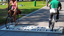 (Archivbild von 2018) „Bitte Rücksicht“: Unübersehbar mahnt eine Schrift auf dem Geh- und Radweg durch den Herosé-Park in Konstanz zu ...