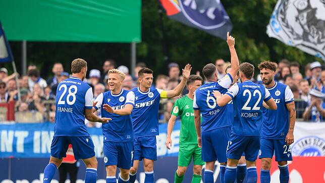 Nicolai Rapp (Karlsruher SC, 3.v.r) und seine Mitspieler jubeln nach dem Tor zum 0:2.