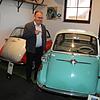 Kurt Distel aus Uhldingen-Mühlhofen erinnert sich: Solch eine BMW 600 war sein erstes Auto. Links eine BMW Isetta. Bild: Holger Kleinstück