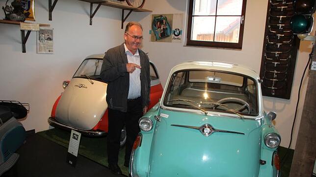 Kurt Distel aus Uhldingen-Mühlhofen erinnert sich: Solch eine BMW 600 war sein erstes Auto. Links eine BMW Isetta. Bild: Holger Kleinstück