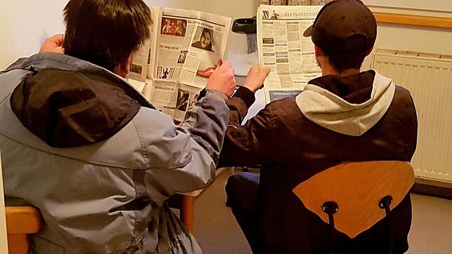Werner (links) und Jan (Namen von der Redaktion geändert) sitzen in der Gemeinschaftsküche der Notunterkunft Hepbach. Täglich suchen sie ...