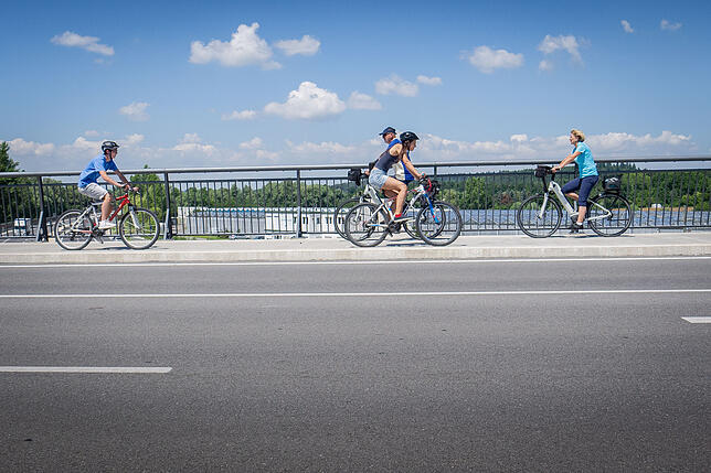 Rad und Fußweg östliche Seite der Brücke