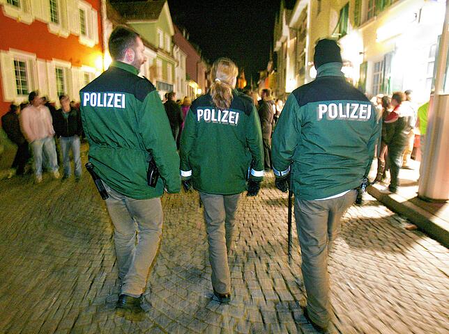Polizeibeamte patroulieren in Färberstrasse in Villingen-Schwenningen, wo sich eine Kneipe an die nächste reiht. Die Straße gilt als ...