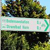 Zwischen Nicolai Torkel und Waldhaus Jakob weist das Schild zur &bdquo;Bodenseestation&ldquo;.