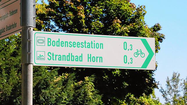 Zwischen Nicolai Torkel und Waldhaus Jakob weist das Schild zur &bdquo;Bodenseestation&ldquo;.