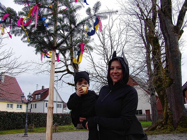 Bild 18: Narrenbaum mit Corona-Knick in Weildorf