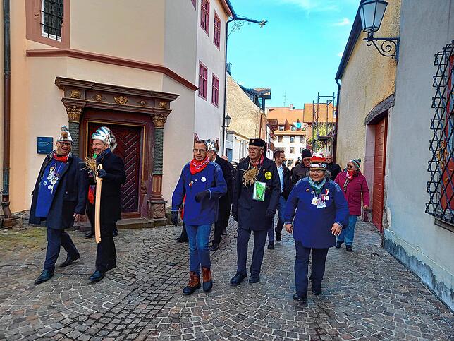 Landrat Sven Hinterseh und die Landtagsabgeordnete der Grünen, Martina Braun, haben Winfried Kretschmann in ihrer Mitte und geleiten ihn ...