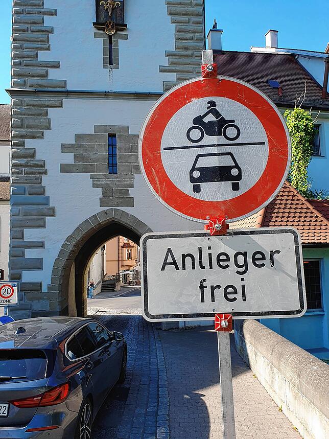 Erstaunlich, wie viele Autofahrer ein Anliegen haben und am Franziskanertor weiterfahren.