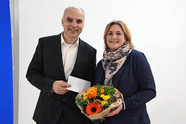 Bettina Batt aus Tiengen nimmt ihren Preis, ein Sparkassenbrief im Wert von 600 Euro, aus den Händen von Thomas Alex von der Sparkasse ...