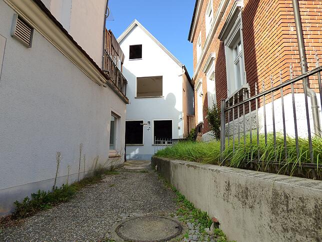 An diesem Weg vom Gehweg an der Hauptstraße in den rückwärtigen Biberacherhofstraße-Bereich schieden sich die Geister: Er war Anlass für ...