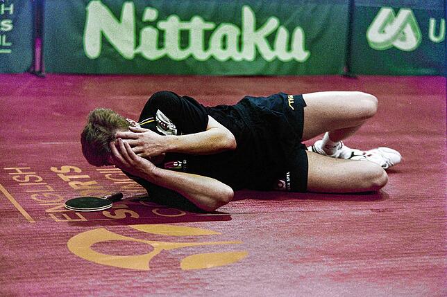 Die Sekunden nach dem gewonnenen Matchball: Jan-Ove Waldner lässt sich auf den Boden fallen, schlägt die Hände vor das Gesicht. Ohne ...
