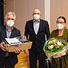Bürgermeister Rainer Stolz (hinten) verleiht die Bürgermedaille an Thomas Warndorf (links), seine Frau Hildegard Eble-Warndorf erhält ...