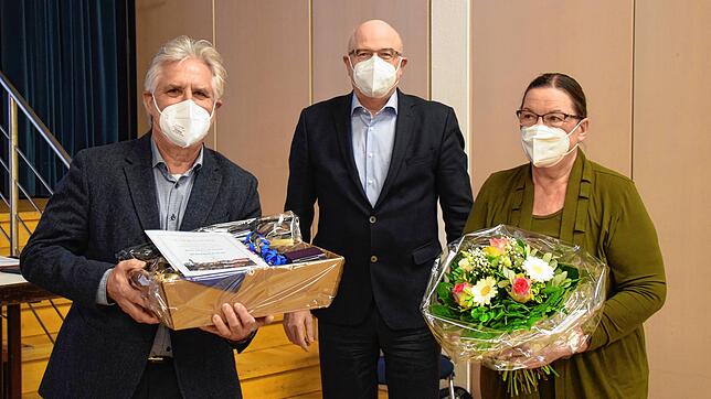 Bürgermeister Rainer Stolz (hinten) verleiht die Bürgermedaille an Thomas Warndorf (links), seine Frau Hildegard Eble-Warndorf erhält ...