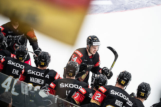 Hier hat der VS-Stürmer der Schweiz einen eingeschenkt: Beim Eishockey-Länderspiel Deutschland – Schweiz jubelt Alexander Karachun ...