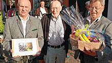 Dietmar Bohl (links) und Josef Maier (rechts) von den Güttinger Schlossberg-Musikanten ehrten Horst Karche zum 90. Geburtstag, der nach ...