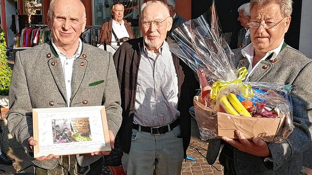 Dietmar Bohl (links) und Josef Maier (rechts) von den Güttinger Schlossberg-Musikanten ehrten Horst Karche zum 90. Geburtstag, der nach ...