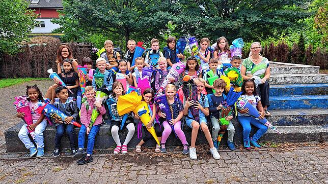 24 Kinder sind in die Klasse 1a der Weihermattenschule eingeschult worden. Klassenlehrerinnen sind Ramona Weber-Nägele (rechts) und ...