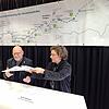 Am 18. Dezember 2023 unterzeichnen Ingrid Felipe für die DB Netz AG, Landrat Martin Kistler für den Landkreis Waldshut, Minister ...