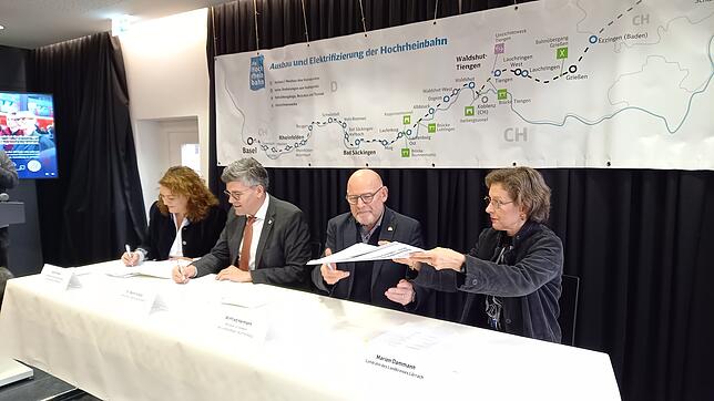 Am 18. Dezember 2023 unterzeichnen Ingrid Felipe für die DB Netz AG, Landrat Martin Kistler für den Landkreis Waldshut, Minister ...