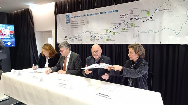 Am 18. Dezember 2023 unterzeichnen Ingrid Felipe für die DB Netz AG, Landrat Martin Kistler für den Landkreis Waldshut, Minister ...