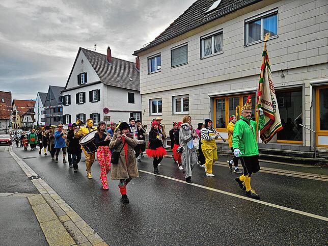 Bild 14: Schmotziger Dunschtig: Die Narren ziehen in Immenstaad durch die Straßen