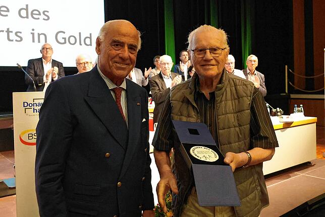 Präsident Gundolf Fleischer verleiht bei der Mitgliederversammlung des Badischen Sportbundes dem Trainer-Urgestein Paul Gaißer (RMSV ...