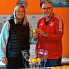 Auslosung im Rothaus-Bezirkspokal: Sabrina von Pidoll, Volleyball-Chefin bei der Spvgg. Märkt-Eimeldingen, zog – assistiert von ...