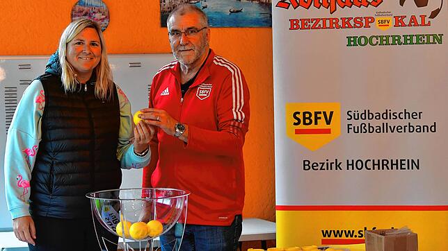 Auslosung im Rothaus-Bezirkspokal: Sabrina von Pidoll, Volleyball-Chefin bei der Spvgg. Märkt-Eimeldingen, zog – assistiert von ...