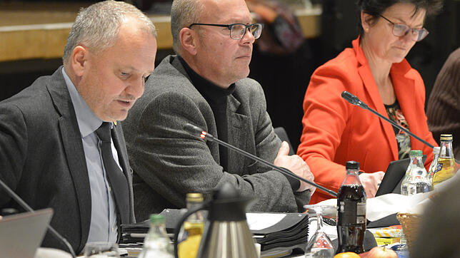 Thomas Nöken (Mitte) ist offiziell Leiter des Baudezernates in Radolfzell. Allerdings hält OB Martin Staab (links) weiter an der Idee ...