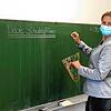 Lehrerin Martina Ketterer der Realschule schreibt exemplarisch eine gendergerechte Version des Wortes Schüler an die Tafel. So sah der ...