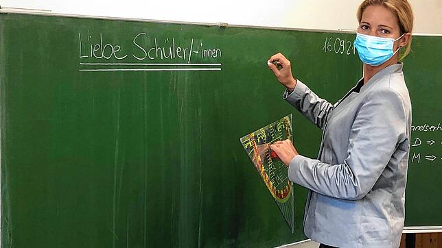 Lehrerin Martina Ketterer der Realschule schreibt exemplarisch eine gendergerechte Version des Wortes Schüler an die Tafel. So sah der ...