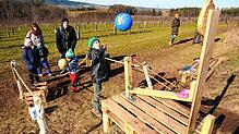 Schleuderspaß am Fasnetspfad bei Lottenweiler: Trifft der Ball, fliegen Bonbons.