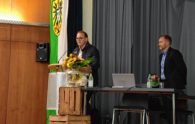 Klaus Gohl vom Gutachterausschuss erläutert auf eine Frage in der Einwohnerversammlung in Bodman-Ludwigshafen einiges zu ...