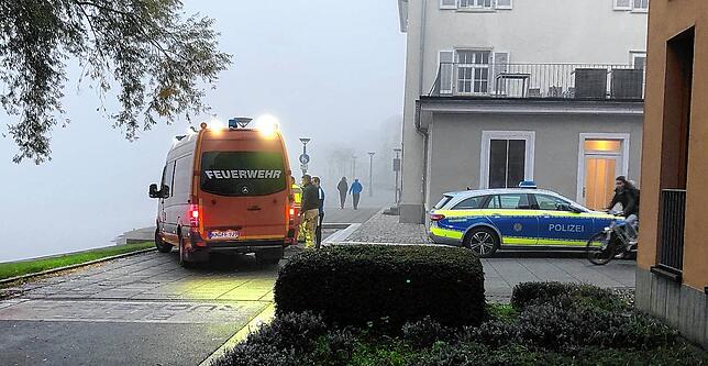 Die Feuerwehr holte den Mann aus dem Wasser und übergab ihn dem Rettungsdienst.