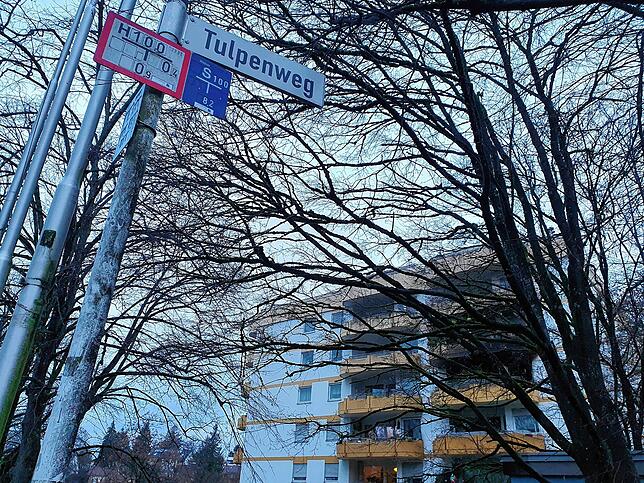 In diesem Hochhaus im Tulpenweg musste die Feuerwehr in der Nacht von Sonntag auf Montag einen Brand löschen.