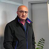 Von seiner Wohnung in Deutschland aus ist Orhan Yildiz schnell bei der Arbeit. In der Türkei hat er es von seiner Wohnung aus dafür ...