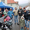Nach einem Bummel über den Ostermarkt ist für diese Besucher, die aus verschiedenen Blumberger Vereinen kommen, eine Stärkung fällig. ...