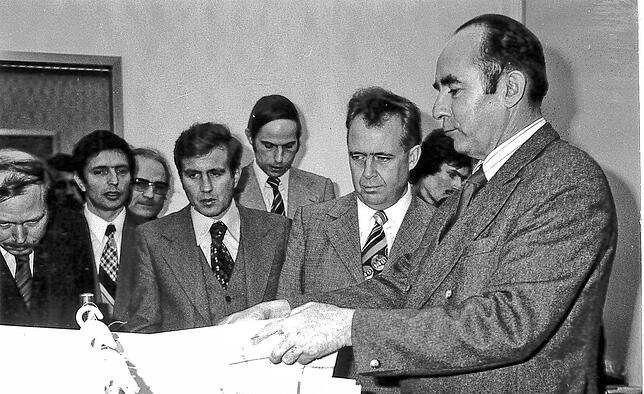 Brennet-Vorstand Helmut Baumann präsentiert Bundesfinanzminister Hans Apel im Februar 1976 die Brennet-Kollektion.