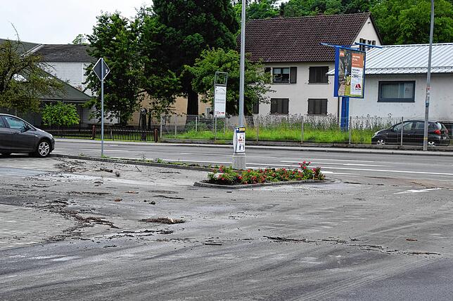 Mit Treibgut auf dem Aldi-Parkplatz an der Meßkircher Straße zeigten sich am Freitagmorgen noch Spuren der Überschwemmung.