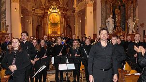Die Musikerinnen und Musiker des Kreisverbandsjugendorchesters freuen sich nach ihrem Konzert in Beuron über den Applaus. Rechts ein ...