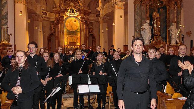 Die Musikerinnen und Musiker des Kreisverbandsjugendorchesters freuen sich nach ihrem Konzert in Beuron über den Applaus. Rechts ein ...
