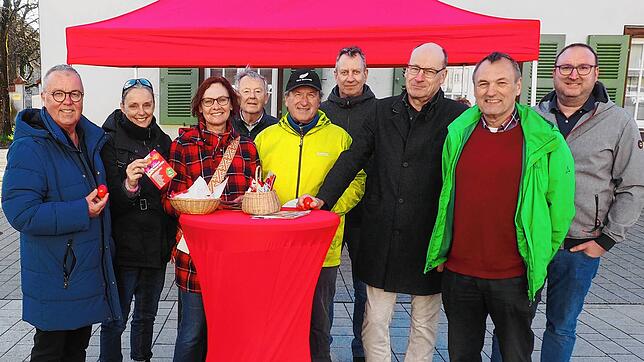 Solarcomplex-Vorstand Bene Müller (Dritter von rechts) informierte auf Einladung der Hilzinger SPD/UL zum Stand des geplanten ...