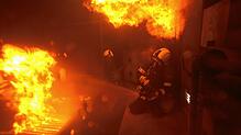 Ein Angriffstrupp der Freiwilligen Feuerwehr Uhldingen-Mühlhofen mit zwei Feuerwehrleuten beim Löschen des brennenden Bettes in der ...