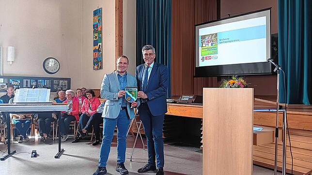 Landrat Martin Kistler (rechts) überreicht Bürgermeister Jürgen Wiener das Wappen des Landkreises Waldshut. Bilder: Stefan Kurczynski