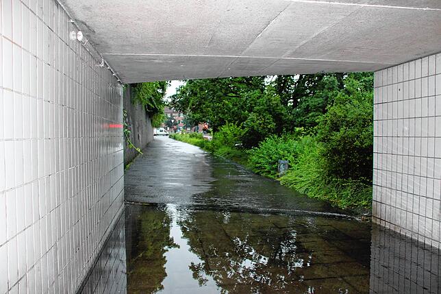Bild 6: Heftiges Unwetter im Hegau: Auch Autos schwimmen davon!