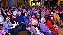Gut 150 Besucher genießen das Konzert mit dem Steffi-Fleig-Trio.