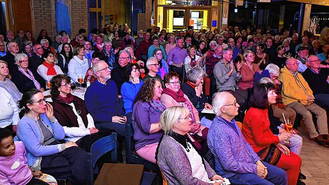 Gut 150 Besucher genießen das Konzert mit dem Steffi-Fleig-Trio.